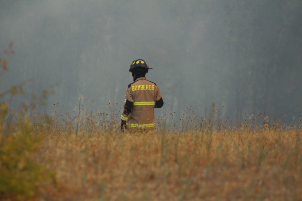 Alerta Roja en Huechuraba por incendio forestal