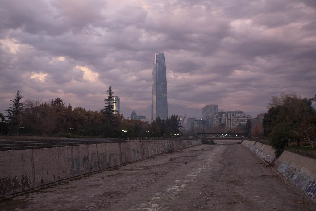 Emiten aviso por “probables tormentas eléctricas” en la región Metropolitana: ¿Hasta cuándo se extenderán?