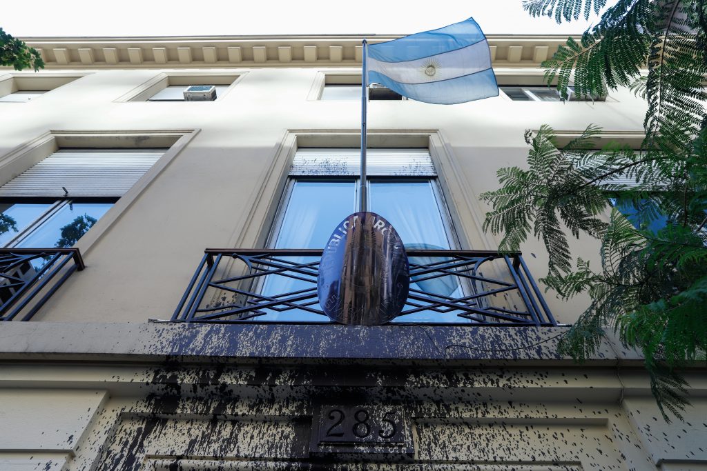 Gobierno argentino investiga criptomoneda promovida por Milei tras acusaciones de estafa
