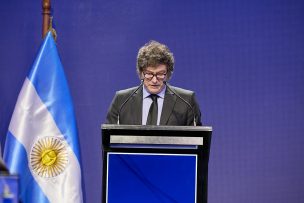 Javier Milei promociona criptomoneda, provoca alza millonaria y luego se desliga del proyecto