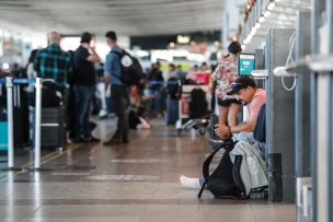 Hombre es formalizado por destrozos en el Aeropuerto de Santiago tras reincidir en incidente similar