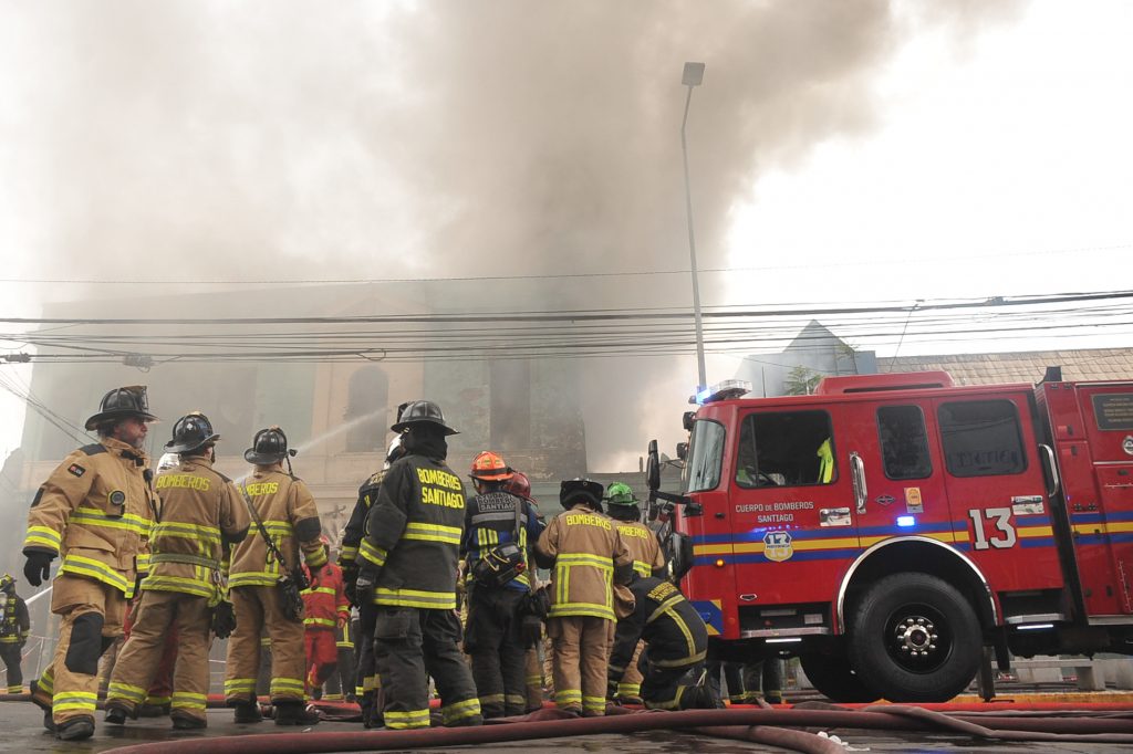 Bomberos logra controlar incendio en Peñaflor y Padre Hurtado tras horas de intenso trabajo