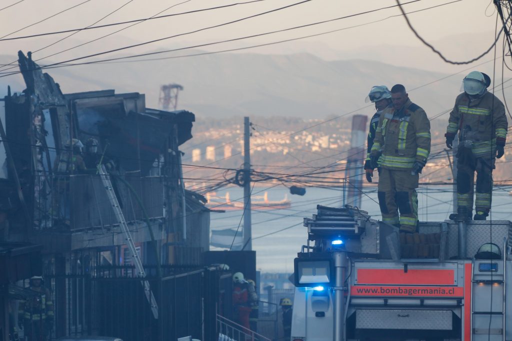 Senapred solicita evacuar sectores de Valparaíso por incendio en Cerro Cordillera