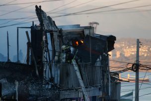 Bomberos controla incendio en cerro Cordillera de Valparaíso: Hay al menos 11 viviendas afectadas y 25 damnificados