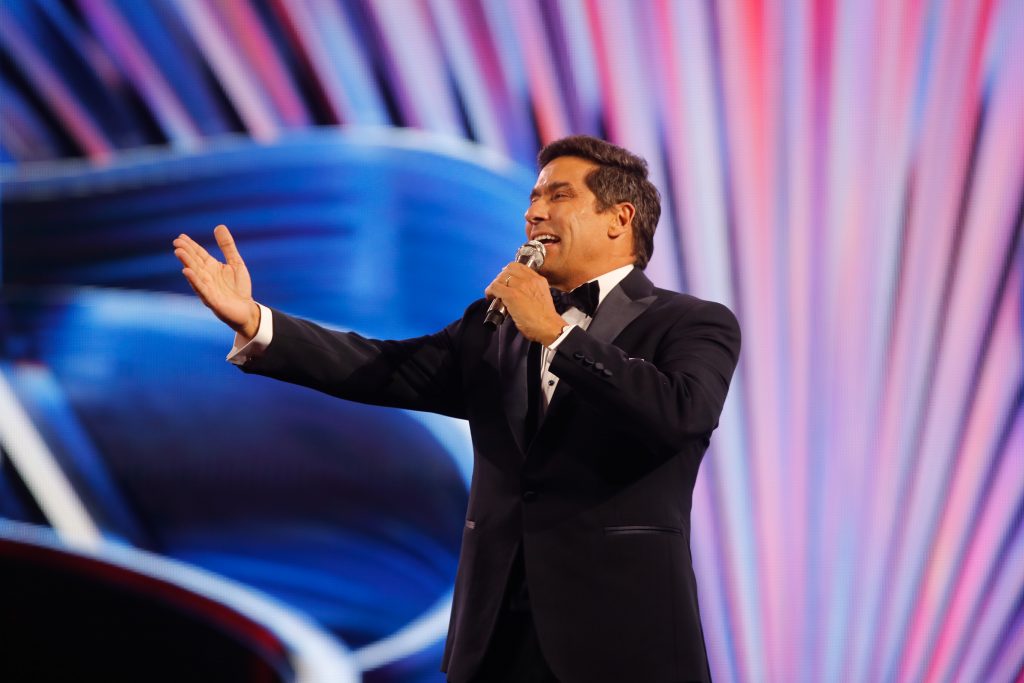 Rafael Araneda destaca con sofisticado look en la inauguración del Festival de Viña 2025