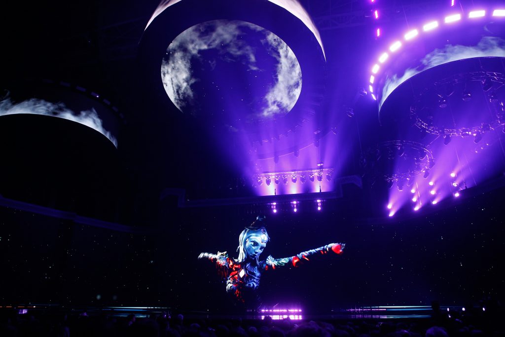 Inicia la versión 64 del Festival de Viña del Mar con una obertura futurista y el uso de Inteligencia Artificial