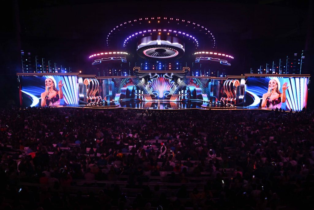 Indignación por error en la transmisión del Festival de Viña 2025: “Bacilos” se muestra como “Basilos”