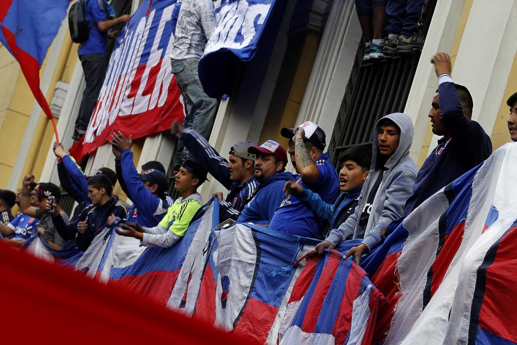 Hincha de Universidad de Chile cae al foso del Estadio Nacional previo al partido contra Unión La Calera