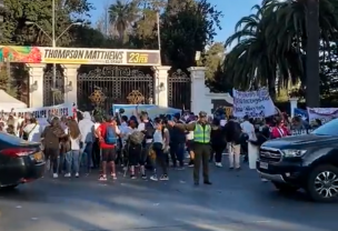 Damnificados por megaincendio realizan manifestaciones a horas de iniciar Gala del Festival de Viña del Mar