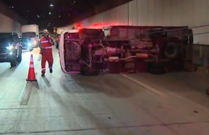 Grave accidente en el túnel de la Costanera Norte: Camión quedó volcado en la vía