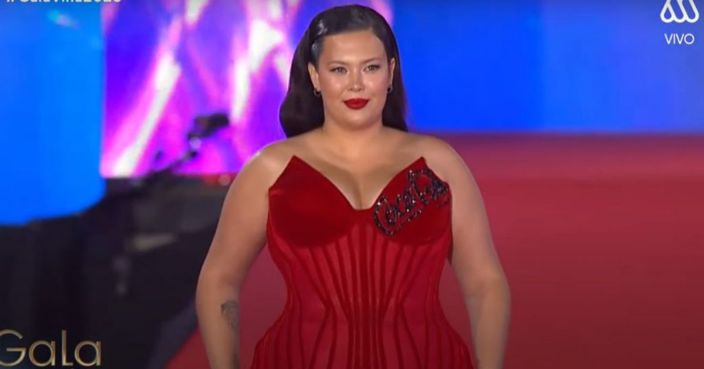 ¿Buena o mala elección?: Michelle Carvalho impacta a gala de Viña del Mar con su osada prenda