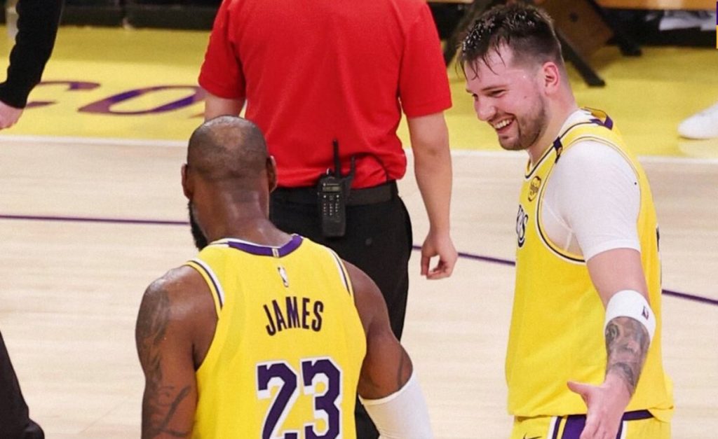 Luka Doncic hizo su debut en los Lakers con especial gesto de LeBron James