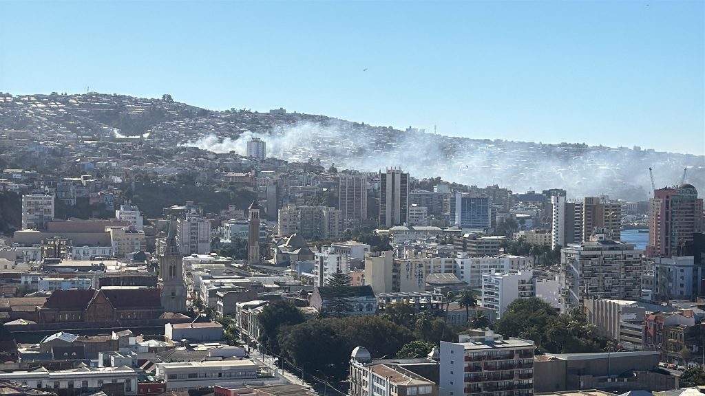 Incendio afecta a sector poblado en el cerro Cordillera de Valparaíso