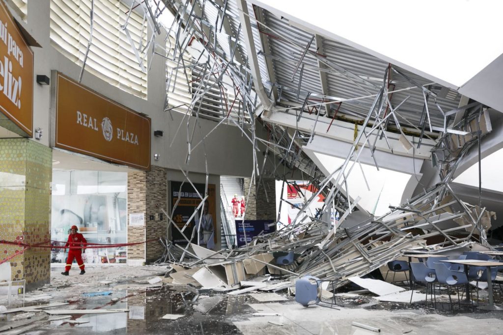 Al menos 6 muertos y 82 heridos en Perú al desplomarse el techo de un centro comercial