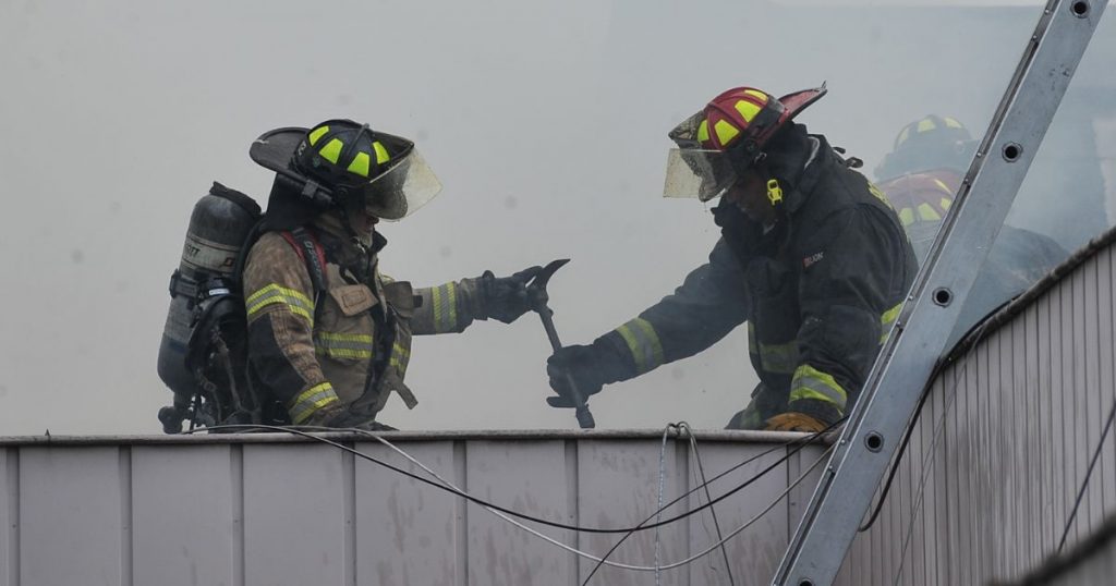Incendio en bodegas de San Bernardo provoca desvíos y humo hacia Ruta 5