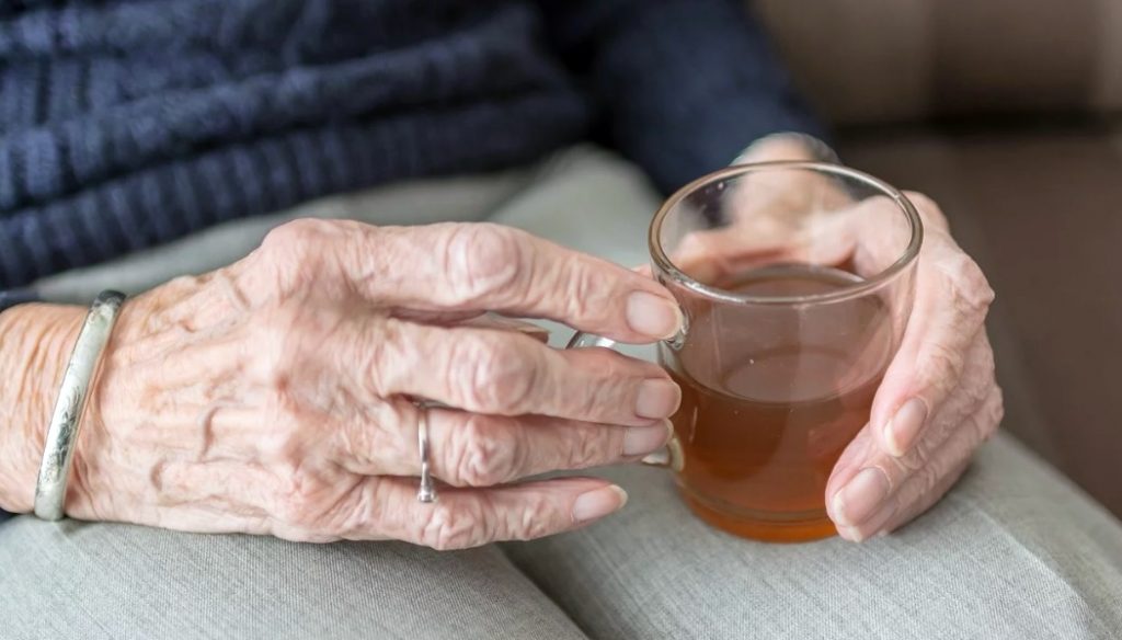 Cómo proteger a los adultos mayores de golpes de calor: 