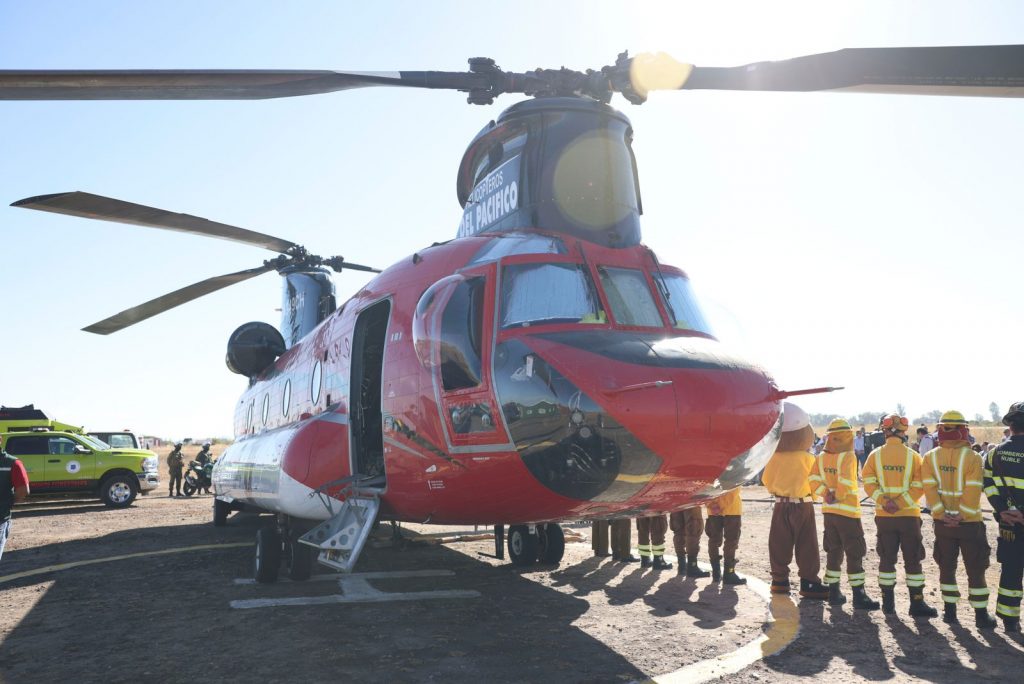 Helicóptero CH-47 Chinook llega a la región de Ñuble para reforzar el combate de incendios forestales