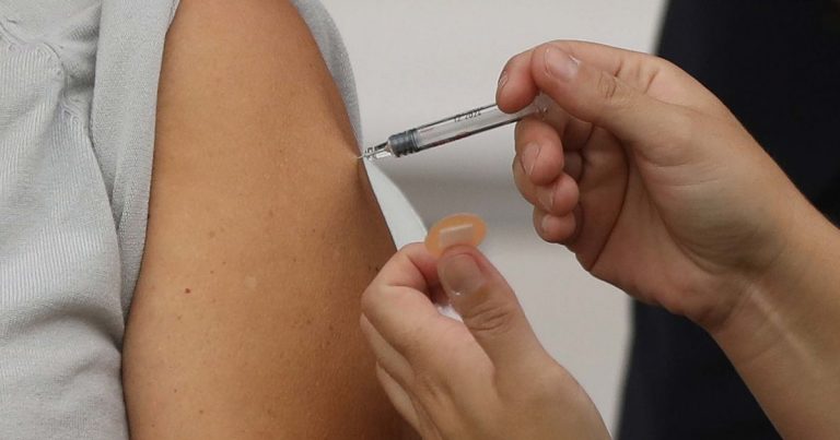 Vacunación contra la influenza en la RM sigue bajo la meta y autoridades llaman a inmunizarse cuanto antes