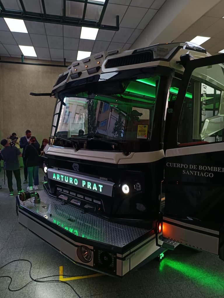 Bomberos de Santiago refuerza su flota con la llegada del primer carro bomba eléctrico de Latinoamérica