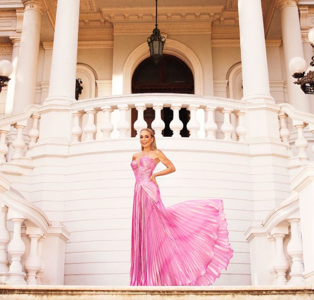 Karen Doggenweiler brilla con un vestido rosa en la inauguración del Festival de Viña 2025