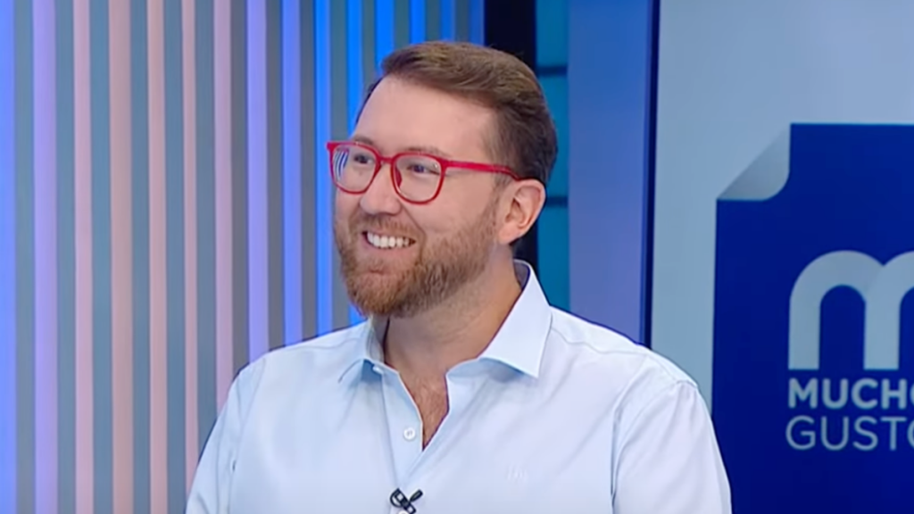 Luis Ugalde debutó en Mega y fue recibido con bromas en su primer día en pantalla