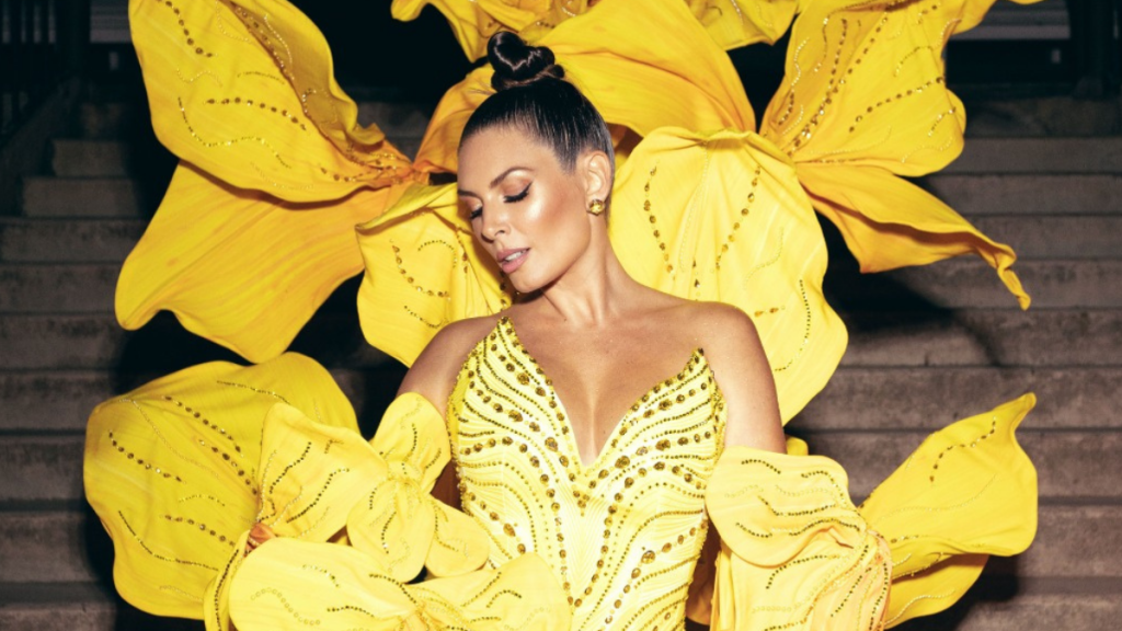 Con un vestido de 30 kilos, 8 mil cristales y una performance: Eugenia Lemos conquistó la Gala de Viña