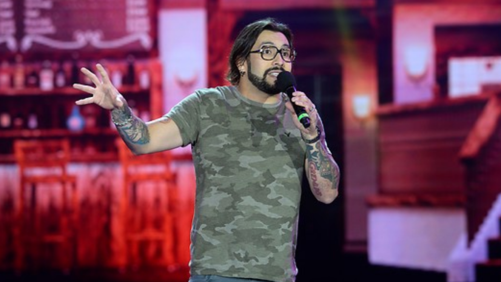 ¿Quién es Edo Caroe? El comediante que vuelve a Viña para desafiar al “Monstruo”