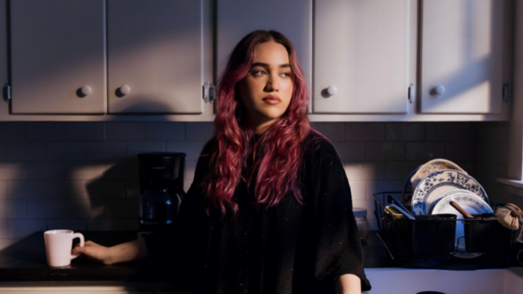 Ela Taubert inicia el 2025 con fuerza: estrena “¿Es En Serio?” junto a Max Martin