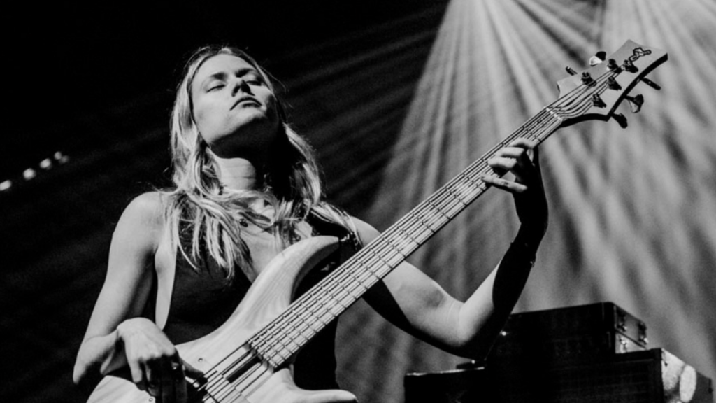 Nicole Row, la nueva bajista de Incubus que debutará en Viña 2025