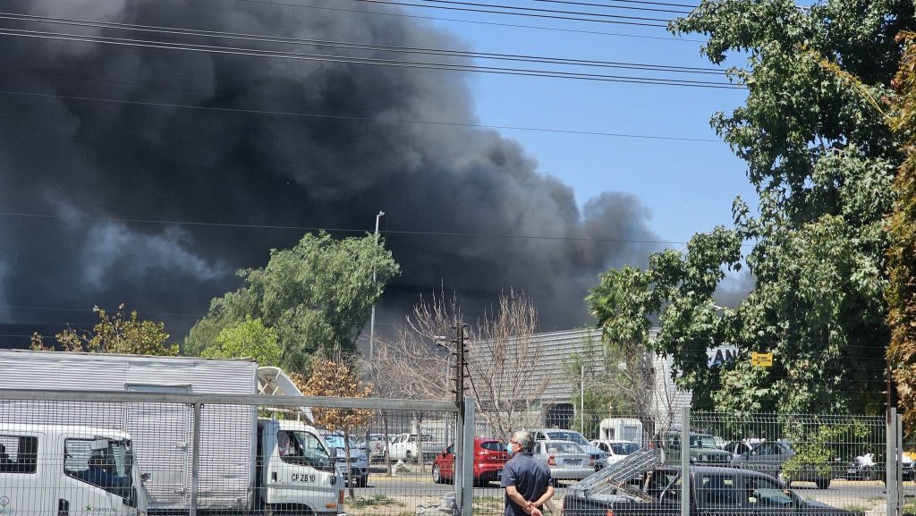Incendio afecta a bodegas del Parque Enea en Pudahuel: Siniestro provocó una gigantesca columna de humo