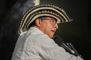 Presidente de Colombia pide la renuncia de todo su gabinete tras polémica reunión