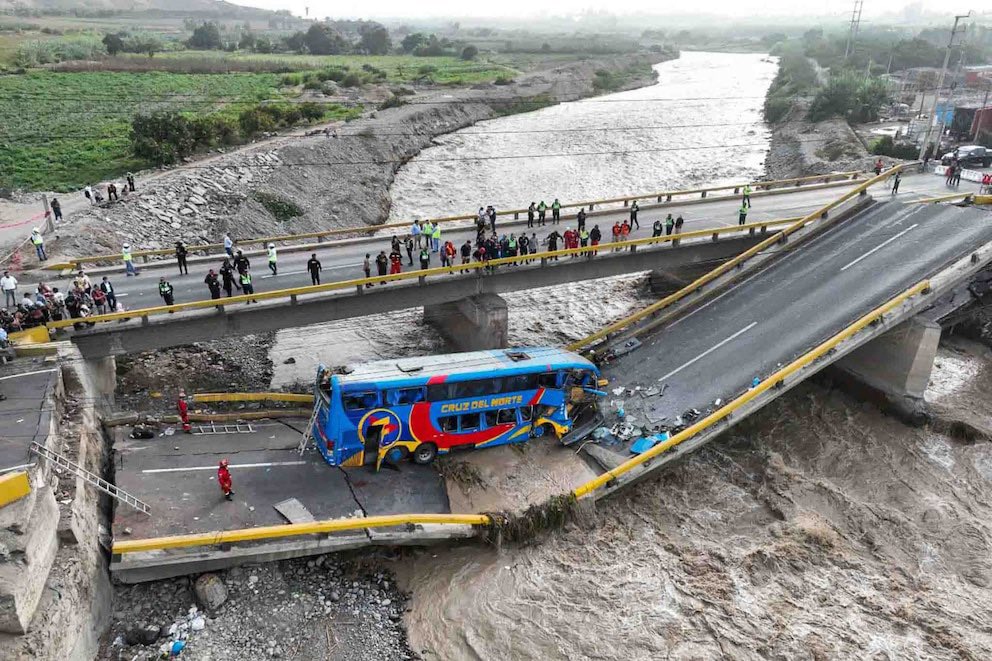 Colapso de puente en Perú deja al menos dos muertos y 41 heridos