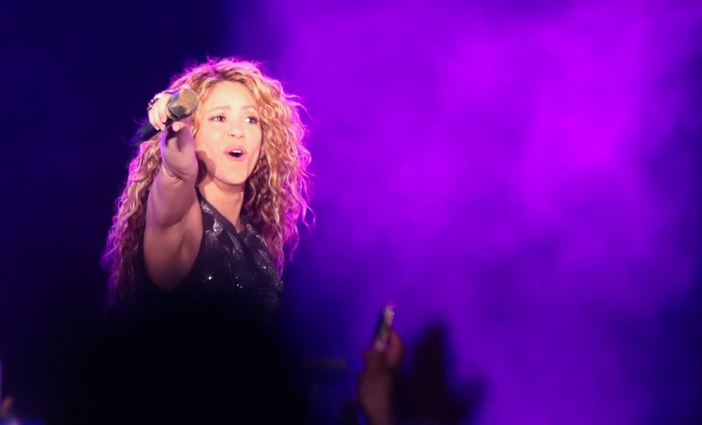 Sernac oficia a Fénix y Punto Ticket por cambios en concierto de Shakira