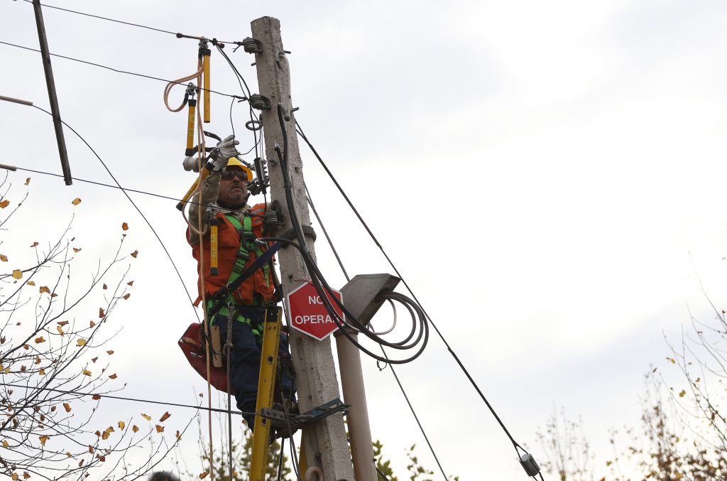 Hombre muere electrocutado mientras intentaba reponer servicio eléctrico en Macul
