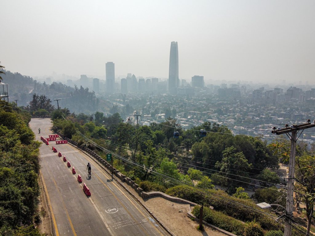 Hasta 60 km/h en la RM: Actualizan aviso por viento en cinco regiones del país