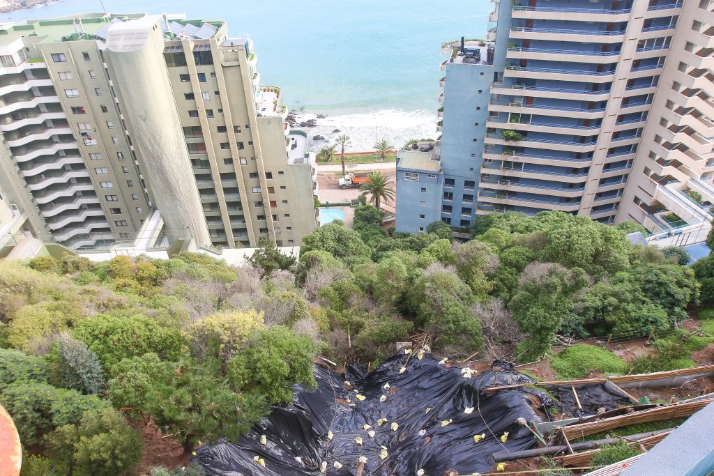 Vecinos de Euromarina II preocupados por socavón y riesgo de inundaciones