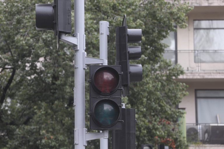 Reportan semáforos apagados en al menos 15 comunas de la Región Metropolitana: Revisa las zonas afectadas