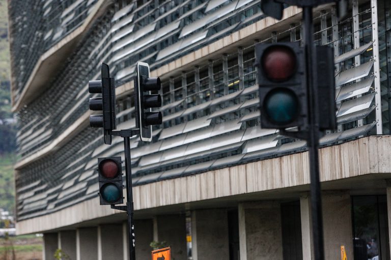 Advierten por semáforos apagados en dos comunas de la Región Metropolitana