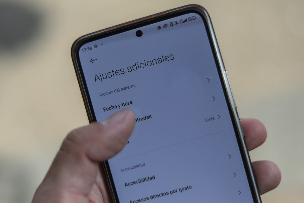 Horario de invierno: ¿Cómo configurar los teléfonos si no hicieron el cambio automático?