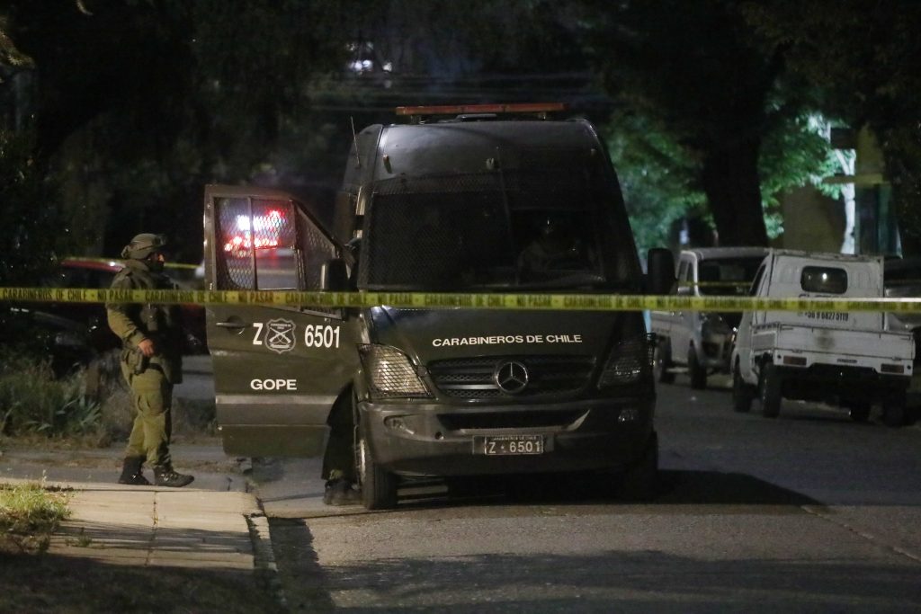 Hallan a dos hombres muertos al interior de un automóvil en Santiago Centro