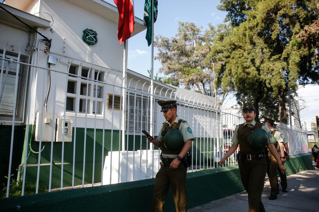 Carabinero dado de baja por difundir fotos de jóvenes detenidos por error en Ñuñoa