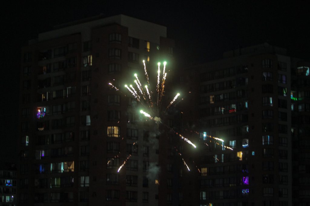 Municipalidad de Independencia anuncia querella por uso de fuegos artificiales y disparos en evento público