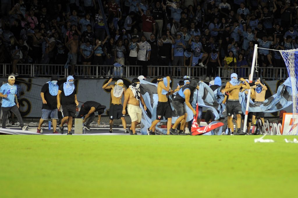 Partido entre Deportes Iquique y Unión Española fue suspendido por invasión de hinchas