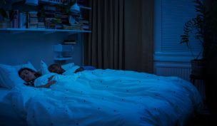 Calidad del sueño de los chilenos está por debajo del promedio mundial y desearían descansar 1 hora y media más diaria