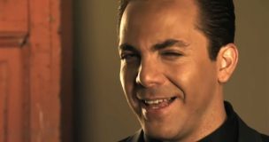 Cristian Castro sorprende tras volver al colegio a los 50 años: