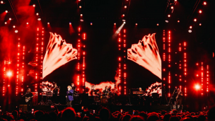 Foto del escenario del Movistar Arena con Simply Red sobre este