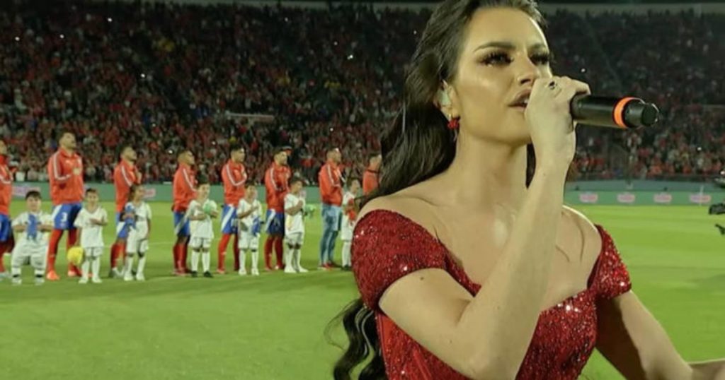 “Tremenda mufa”: Emilia Dides recibe críticas tras interpretación de himno nacional en partido contra Ecuador