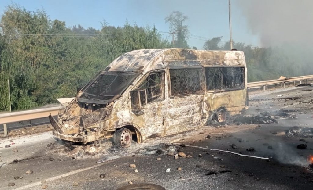 Violentas protestas de pescadores en el Maule dejan carros policiales incendiados y ocho carabineros heridos