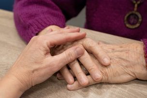 8M y mujeres mayores que cuidan: ¿Cómo se ve afectada su salud?