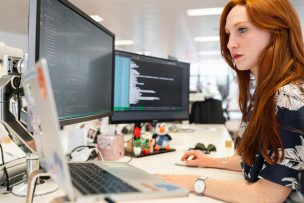 Chiletec y déficit de mujeres en la industria TI: “Aún hay muchas empresas con sesgos inconscientes que dificultan su acceso y crecimiento profesional”